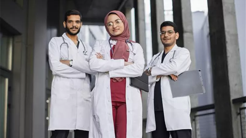 «هو ليه الناس بقت بتاكل في لحم بعض؟».. منشور لطالب طب يشعل جدلا بسبب سعر كتاب في الجراحة