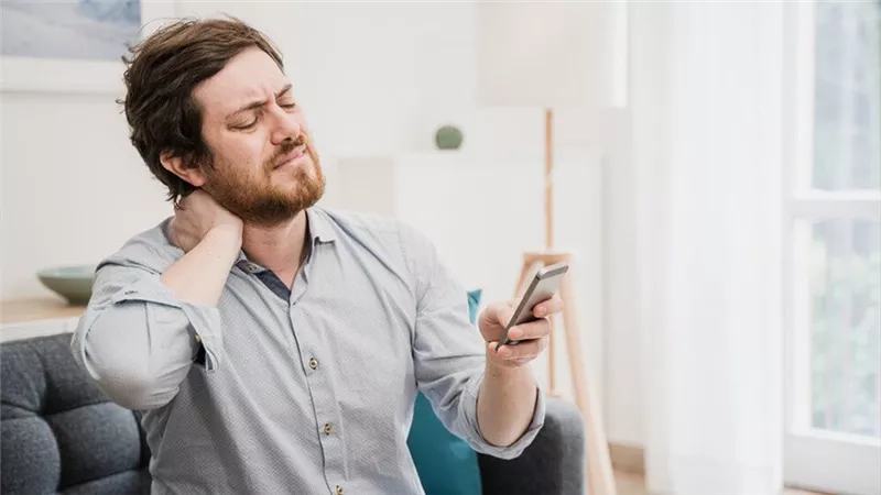 5 أضرار صحية قد يسببها الإفراط في استخدام الهاتف الذكي.. كيف تحمي نفسك؟