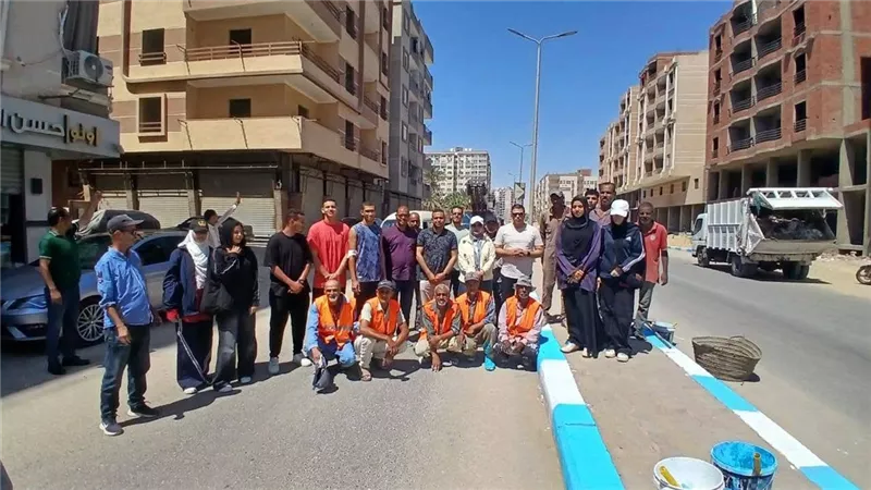 استمرار أعمال مبادرة «سويسنا أجمل بينا» بحي فيصل.. دهانات وطلاء الأرصفة 