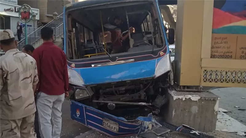 حادث أتوبيس في جسر السويس قرب مترو عمر بن الخطاب.. دون إصابات