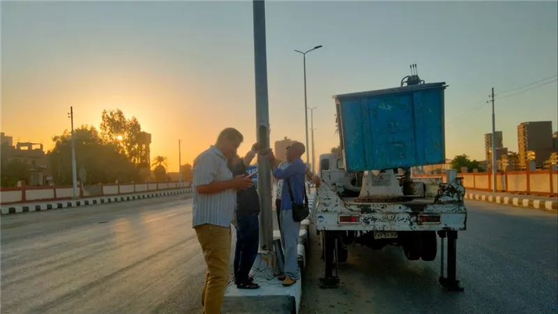 محافظ أسيوط يوجه برفع كفاءة الإنارة العامة.. تركيب كشافات جديدة بالطريق السريع