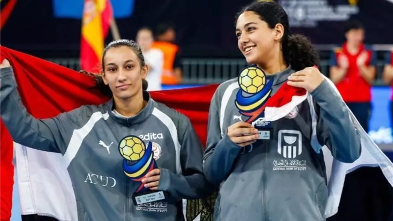 وزير الرياضة يهنئ ملك وزينة عمرو بعد اختيارهما ضمن الأفضل بمونديال الناشئات