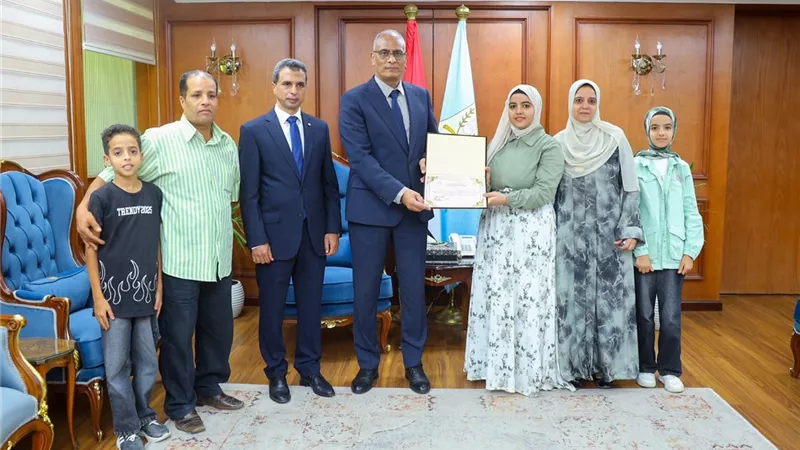 تقديرا لتفوقهم.. محافظ كفر الشيخ يكرم أوائل الدبلومات الفنية |صور