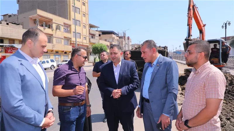 محافظ دمياط يتفقد مشروعات حياة كريمة ويتابع معدلات رصف طريقين