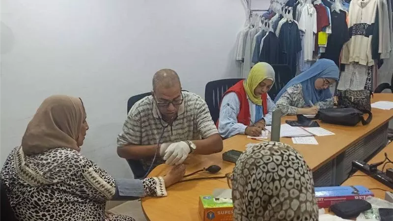 صحة السويس تتابع عمل فرق المبادرات الرئاسية لفحص العاملين بمصنع بلازا