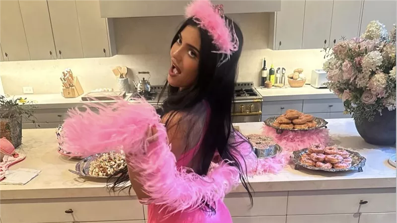 كايلي جينر تحتفل بعيد ميلادها بإطلالة ردية مستوحاة من Princess Kitty