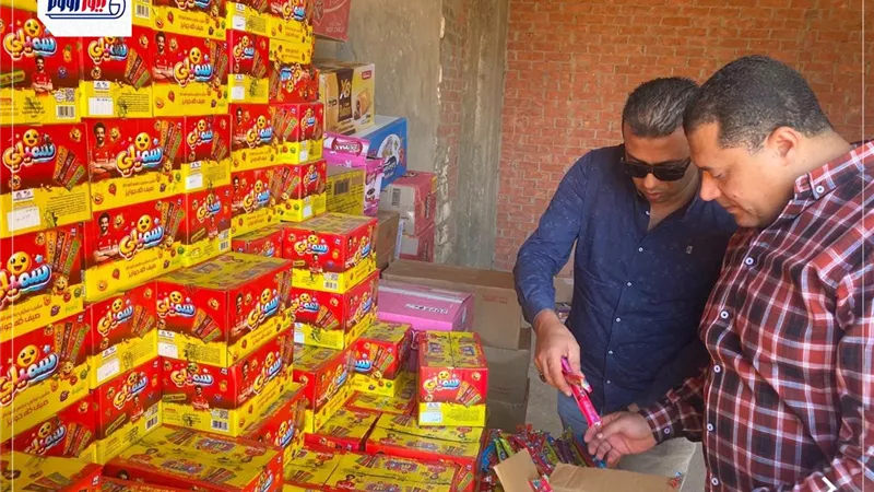 ضبط 6900 عبوة مشروب غير مطابق للمواصفات قبل بيعها للأطفال بالفيوم 
