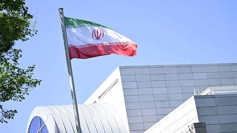 خبير يكشف حقيقة وجود اتفاق سري بين أمريكا وإيران بشأن الحرب