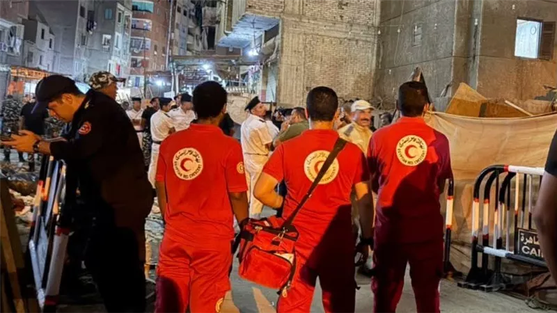 بعد إصابة 3 أشخاص.. الهلال الأحمر يتدخل في حادث انهيار عقار بحدائق القبة