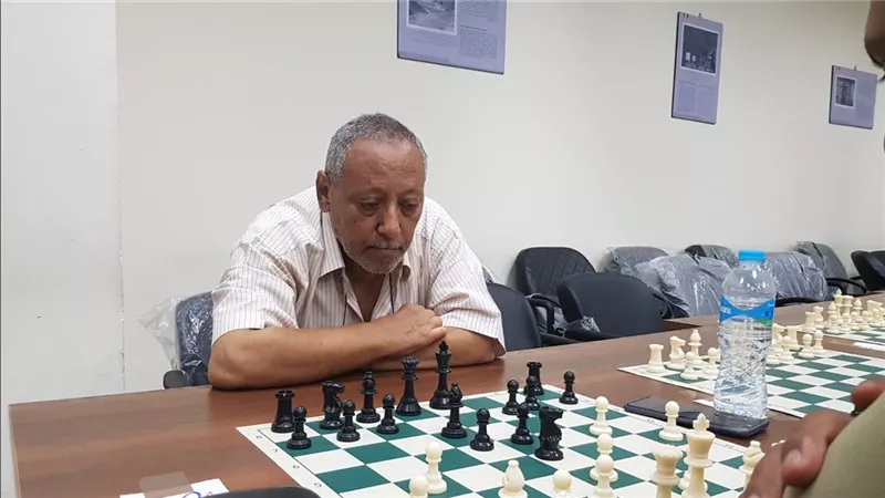 عمره نحو 70 عامًا.. عاشق الشطرنج يشارك في أكبر بطولات صعيد مصر بالأقصر 
