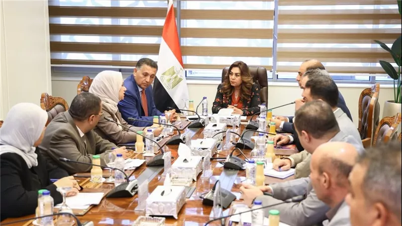 وزيرة التنمية المحلية تبحث مع محافظ القليوبية تطوير منظومة إدارة المخلفات 