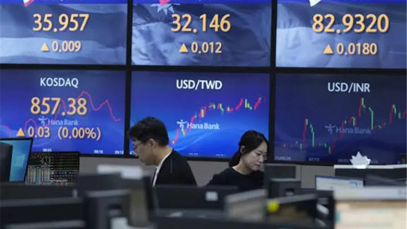 تباين الأسهم الآسيوية واستقرار أسعار النفط وسط أزمة مضيق هرمز 