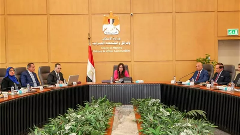 الإسكان: متابعة تقنين الأراضي المضافة ومخطط تطوير الساحل الشمالي حتى 2030