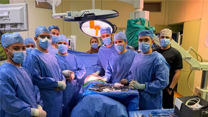 نجاح جراحة دقيقة لتصحيح تشوه بالعمود الفقري لشاب في جامعة كفر الشيخ.. تفاصيل 