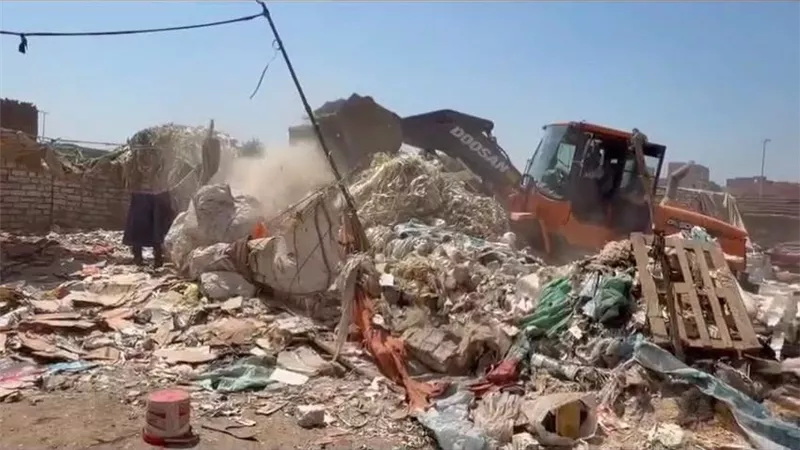 حملة حاسمة بالطالبية.. إخلاء وغلق وإزالة مخازن الخردة المخالفة