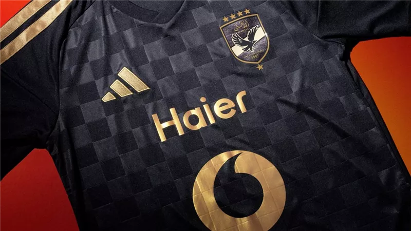 الأهلي يكشف عن قميصه الثاني لموسم 2026-2027              