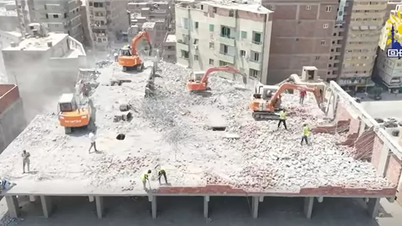 القانون فوق الجميع.. إزالة عقار مخالف بالمرج تجاوز الترخيص بـ 9 أدوار
