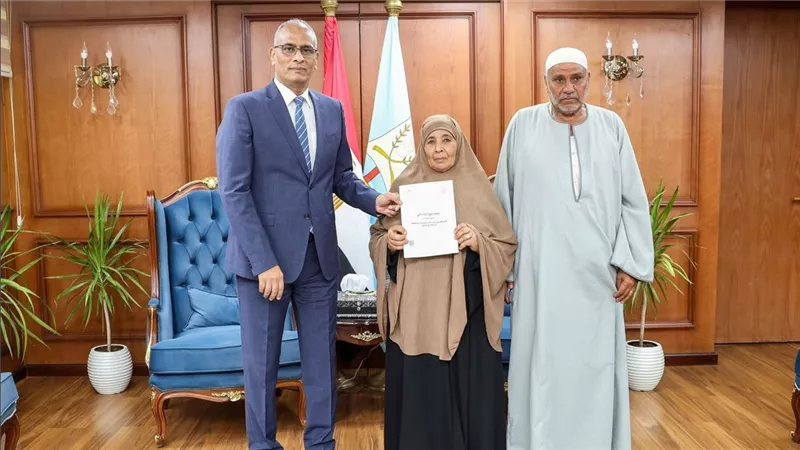 محافظ كفر الشيخ يسلم 28 عقد تقنين للمستفيدين من أراضي الدولة