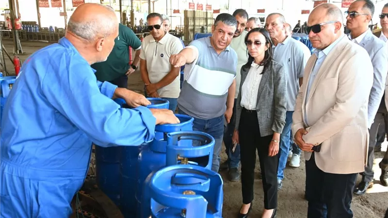 محافظ البحيرة تتفقد مصنع تعبئة الغاز السائل بكفر الدوار وتلتقي بالعاملين