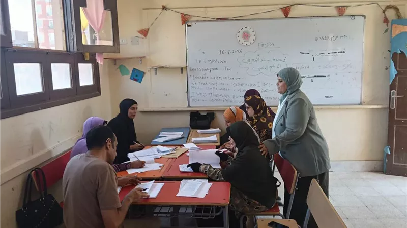مدير عام المواد الثقافية بمنطقة السويس الأزهرية تتفقد أعمال تصحيح الاعدادية 