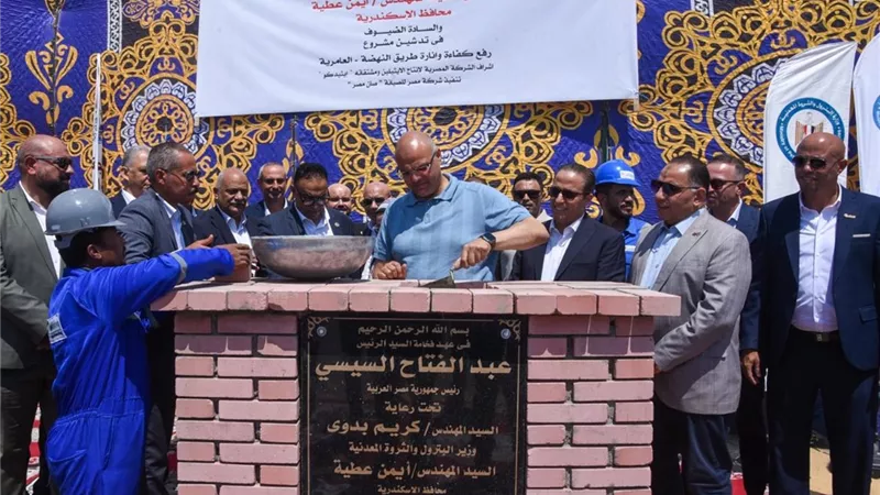 بطول 5.2 كم.. محافظ الإسكندرية يضع حجر أساس تطوير وإنارة طريق النهضة بالعامرية