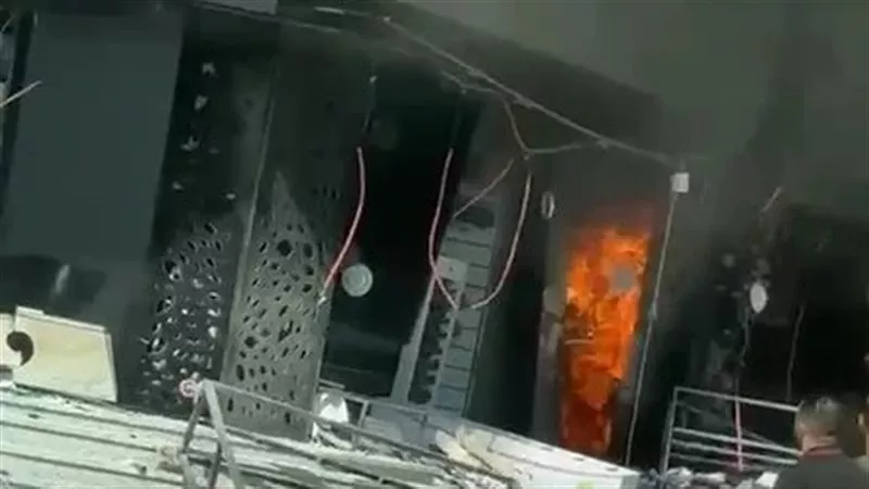 المعمل الجنائي يفحص حريق محل مفروشات وأجهزة كهربائية بحدائق الأهرام