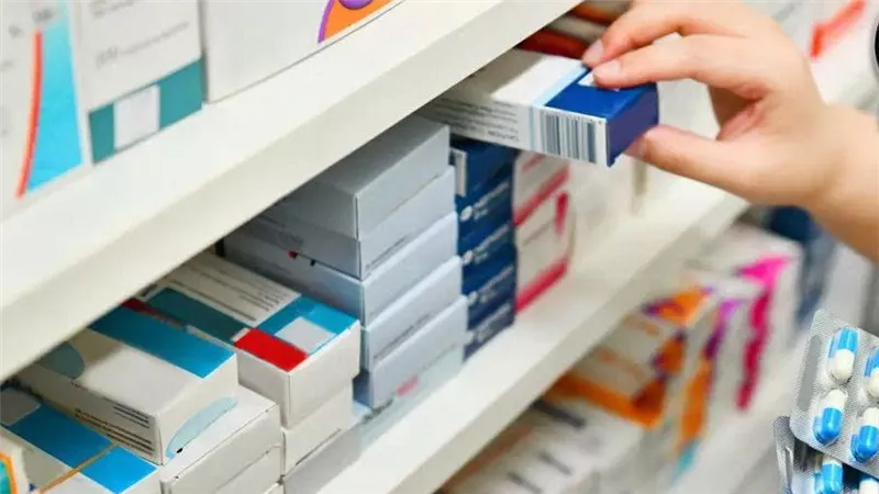 الحكومة تنفي نقص أدوية التأمين الصحي وتؤكد انتظام صرفها للمواطنين