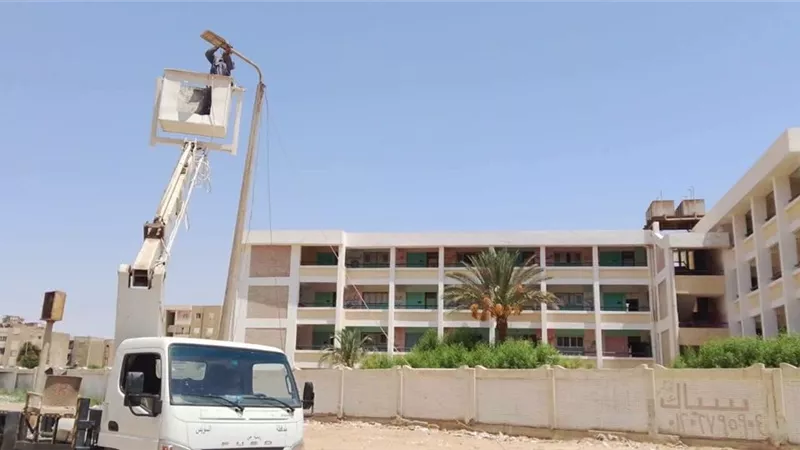 حي فيصل بالسويس يواصل أعمال صيانة أعمدة وكشافات الإنارة بمنطقة المستقبل