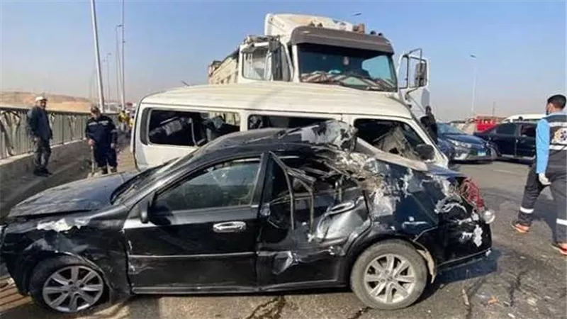 تصادم أعلى كوبري جاردينيا بمدينة نصر بين ميكروباص وسيارة ملاكي