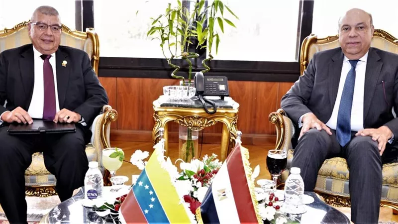 وزير الطيران المدني يبحث مع سفير فنزويلا بالقاهرة آفاق التعاون في مجال الطيران