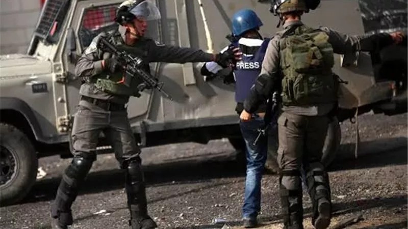 بعد اعتقال صحفي في رام الله.. ارتفاع عدد الصحفيين في سجون إسرائيل لـ40