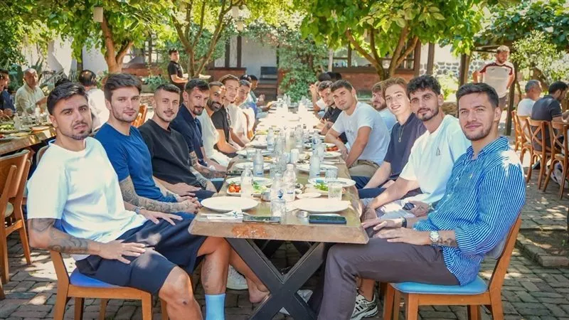 بمشاركة محمد صلاح.. حفل إفطار جماعي لطرابزون سبور قبل مواجهة قاسم باشا
