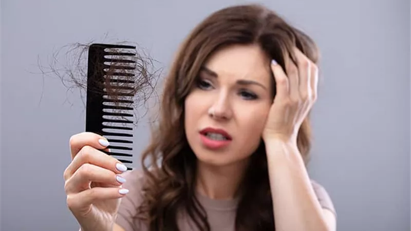 ما هي دورة نمو الشعر؟ ومتى يكون تساقطه طبيعي؟