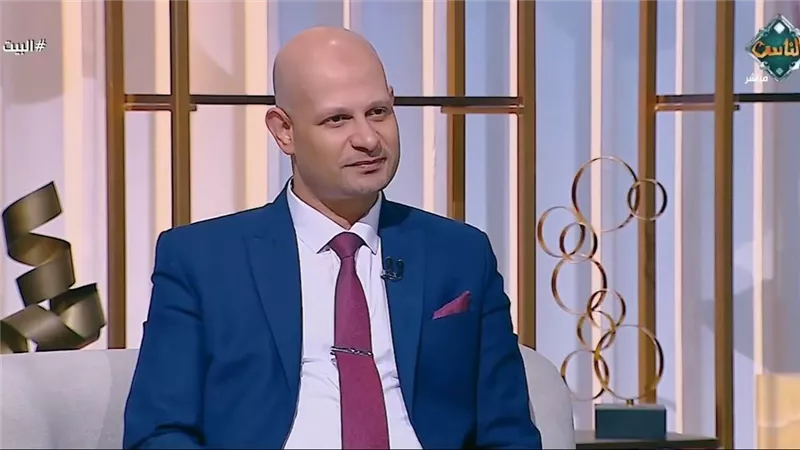 «إحنا مع بعض لكن لوحدنا».. خبير يفسر عزلة الأسرة في زمن السوشيال ميديا