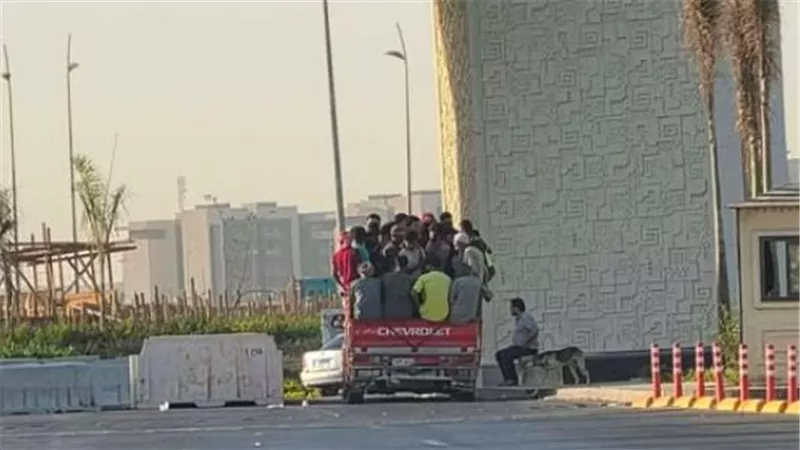 بعد حادث الإسماعيلية.. صور تثير الجدل لعمال داخل سيارة نقل