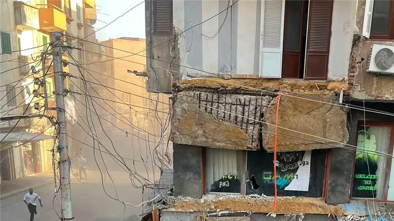إصابتان فقط.. انهيار شرفة عقار بشارع الخليفة المأمون بمدينة كفر الشيخ 