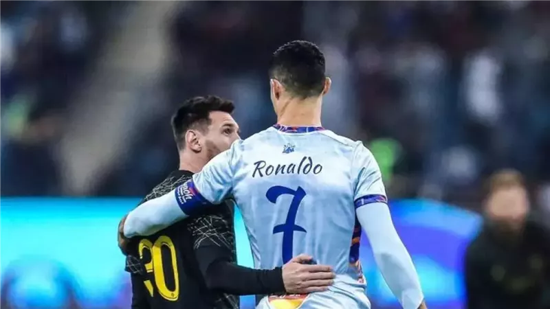 رونالدو يواسي ميسي بعد منشوره المؤلم: أرسل إليك عناقا حارا أبق قويا