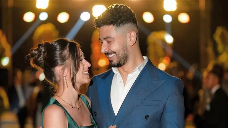 محمد أنور يحتفل بعيد زواجه التاسع برسالة رومانسية                             