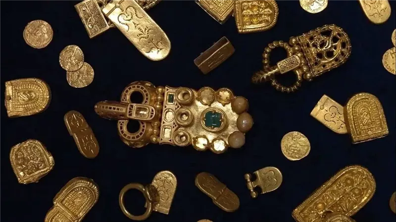 كنز منذ 1300 عام تحت مياه البحر.. حطام سفينة يخفي ثروة من الذهب 