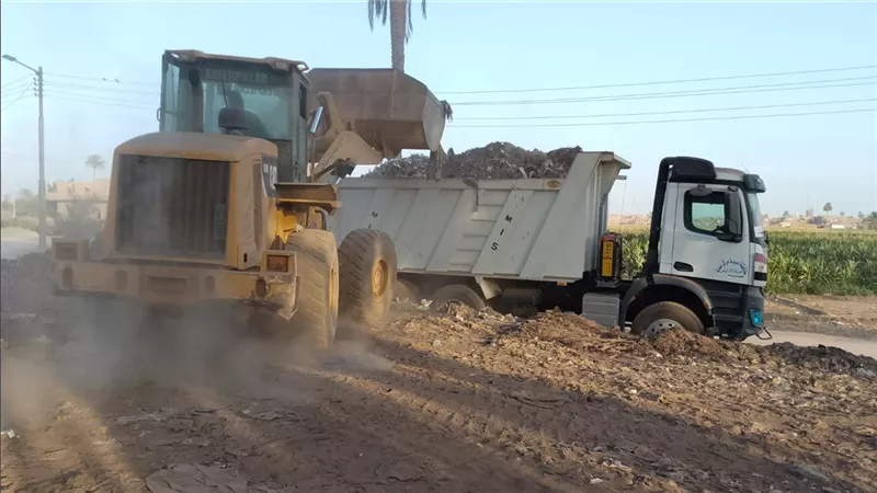 رفع 205 أطنان مخلفات خلال حملات النظافة اليومية بمركز صدفا في أسيوط