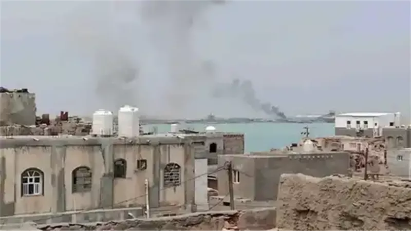 الحوثيون يطلقون 3 صواريخ باليستية على ميناء المخا اليمني