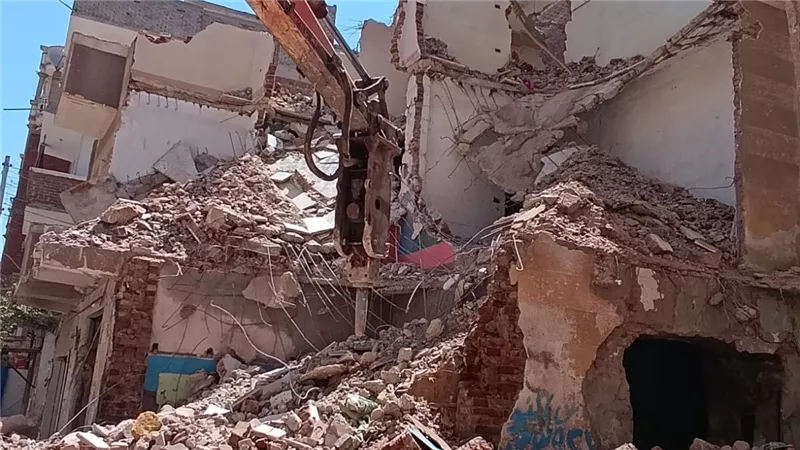 حرصًا على سلامة المواطنين.. هدم 12 عقارًا آيلاً للسقوط بكفر الشيخ| صور