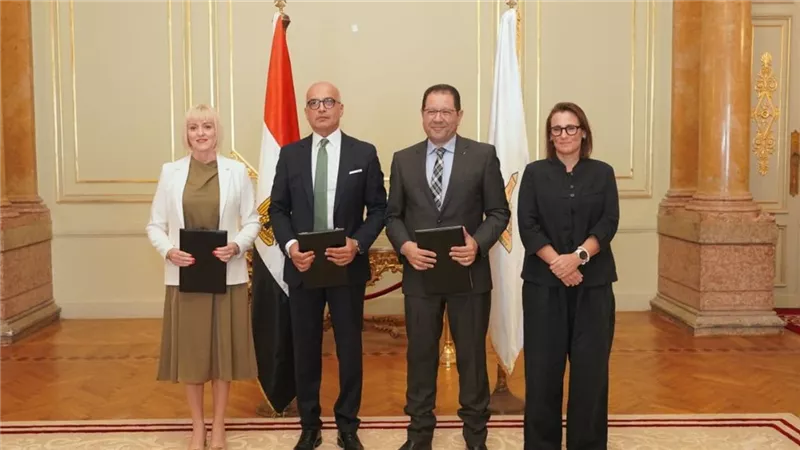 عين شمس وإكستر البريطانية توقعان اتفاقية لإنشاء حرم جامعي دولي بمصر
