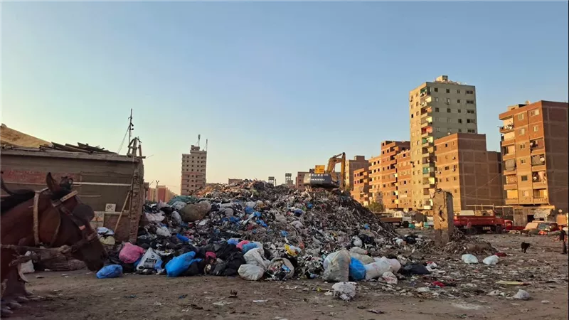 «القمامة حاصرت بيوتنا».. أهالي الخصوص يستغيثون من انتشار المخلفات         