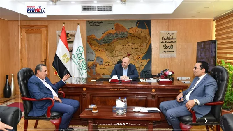 محافظ الفيوم يناقش مع أعضاء مجلسي النواب والشيوخ حلول عدد من المشكلات