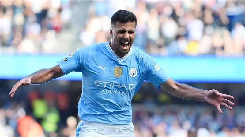 عرض جديد من برشلونة لمانشستر سيتي يقرب رودري من بطل الدوري الإسباني