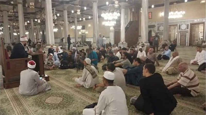 حضور كثيف بالحسين مع درس الظهر و«أوقاف القاهرة» تطلق أولى مجالس الإفتاء