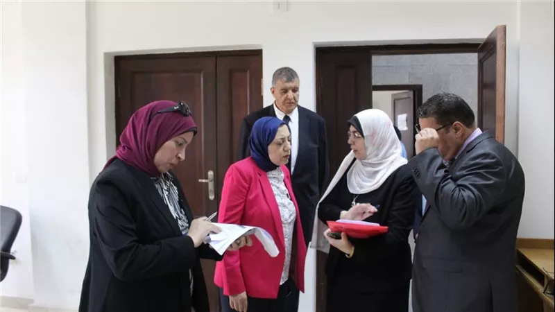 لجنة قطاع الدراسات الصيدلية تتفقد الإمكانات والتجهيزات لكلية الصيدلة بالعبور
