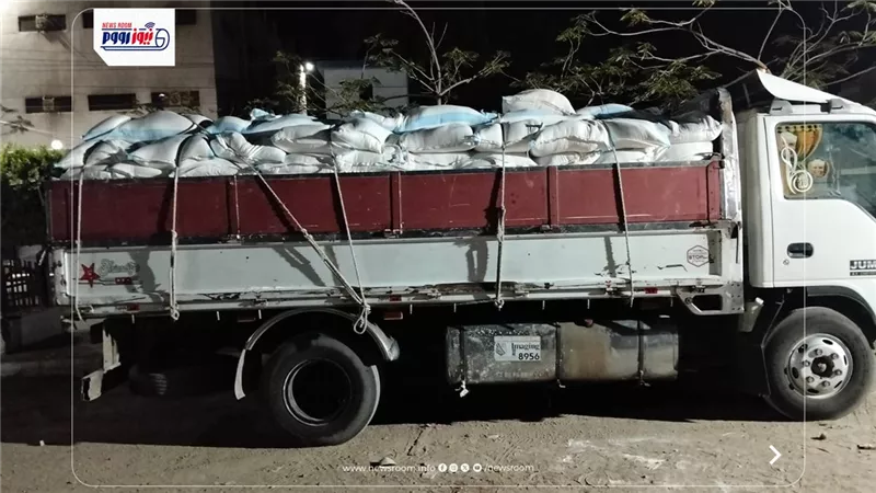 ضبط 6.4 طن دقيق مدعم داخل شكائر علف حيوانى معده للبعها بالسوق السوداء بالفيوم 