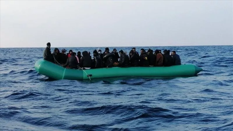 إنقاذ 17 مهاجرًا إفريقيًا بعد جنوح قارب هجرة غير شرعية إلى شواطئ مطروح